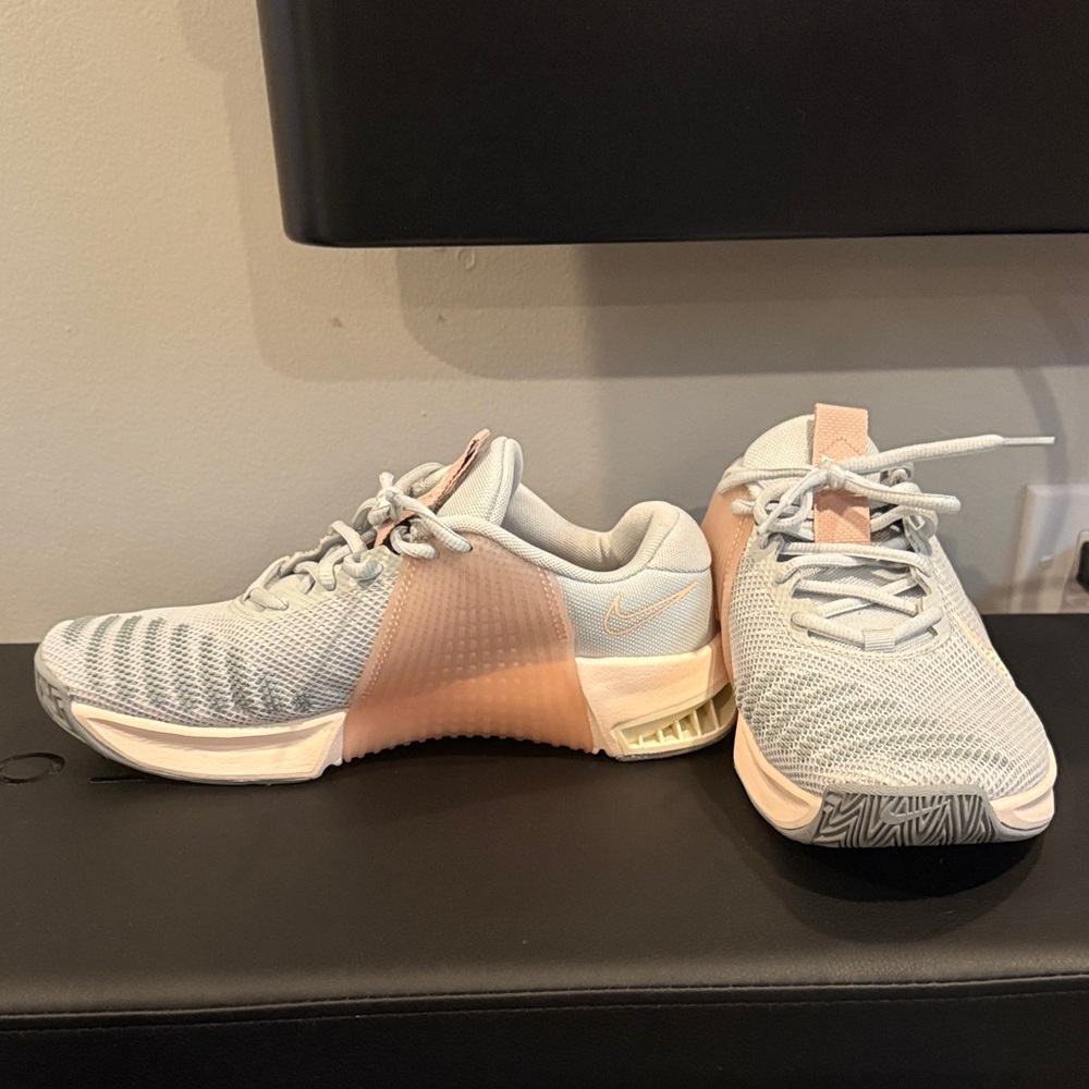 Nike Metcon 9 Women's 8.5 (gray & pink)